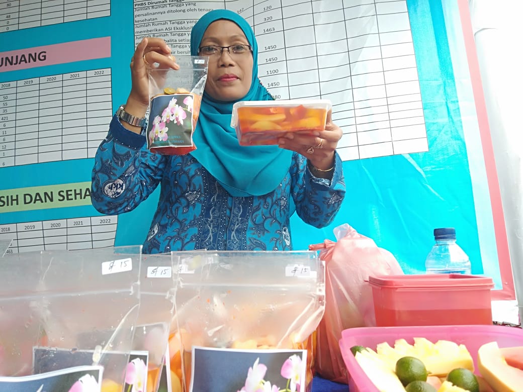 Yusmainar Kembangkan Usaha Manisan Warisan Ibunya